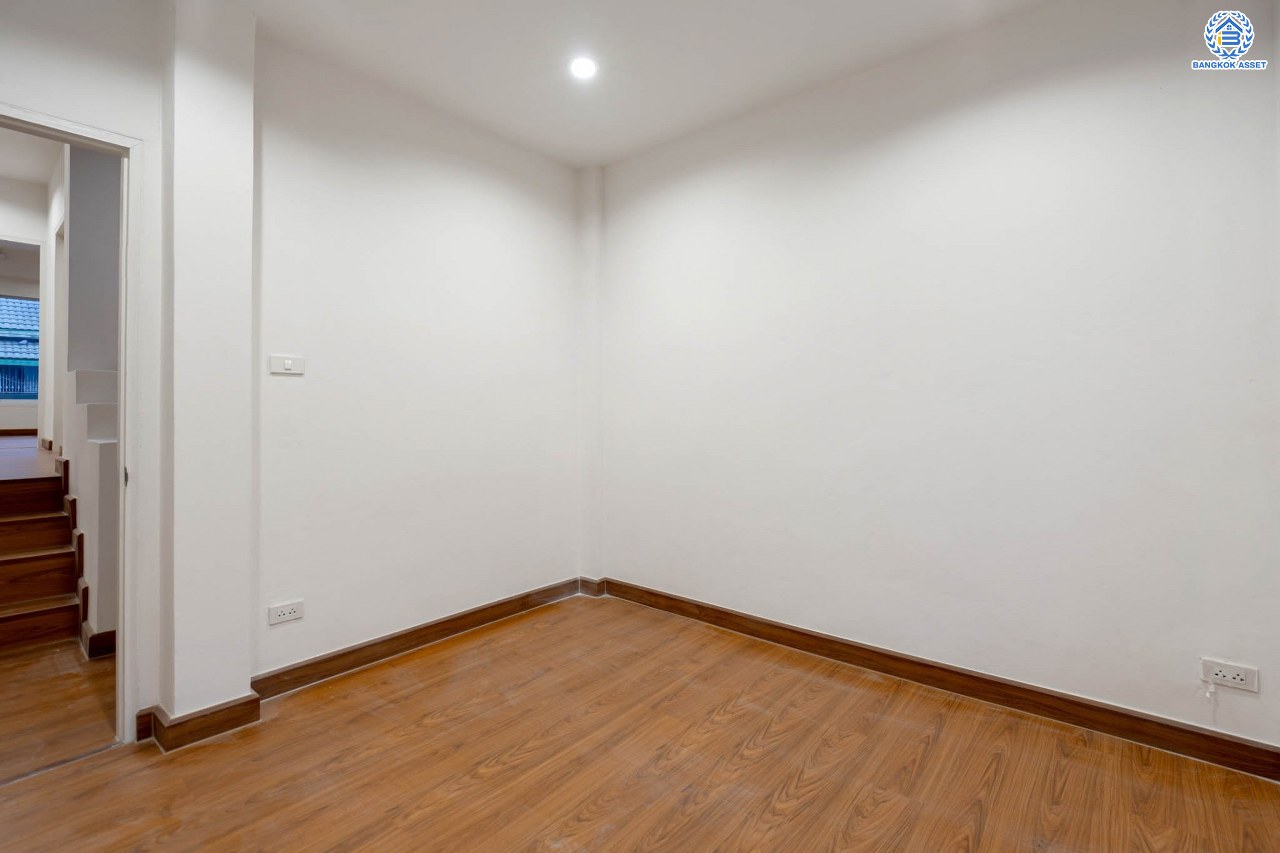 บ้านมือสองตกแต่งใหม่ โครงการ นันทนาการ์เด้น-พาร์คเพลส 345 ราชพฤกษ์-ติวานนท์ เนื้อที่ 27 ตร.ว. ฟังก์ชัน 3 ห้องนอน 2 ห้องน้ำ จอดรถได้ 2 คัน บรรยากาศเงียบสงบเป็นส่วนตัว สิ่งอำนวยความสะดวกมากมาย! บนทำเลศักยภาพ เชื่อมต่อถนนราชพฤกษ์ ใกล้จุดขึ้นทางด่วน "ศรีสมาน"